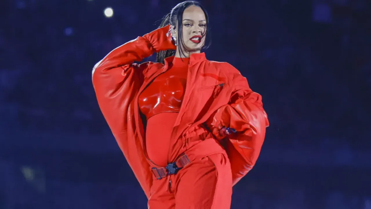 Rihanna performs Kendrick Lamar’s song before the Super Bowl show