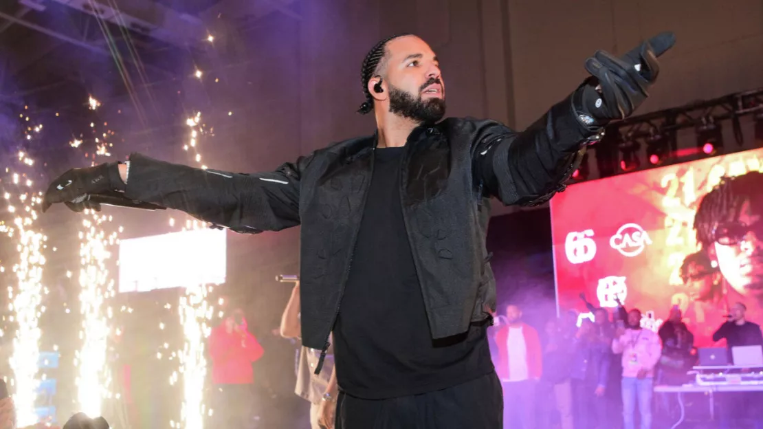 Drake dévoile l'impressionnante collection de soutiens-gorge reçus durant sa tournée