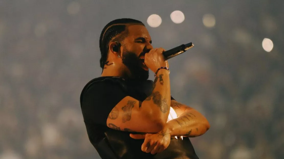 Drake reçoit un soutien-gorge géant sur scène