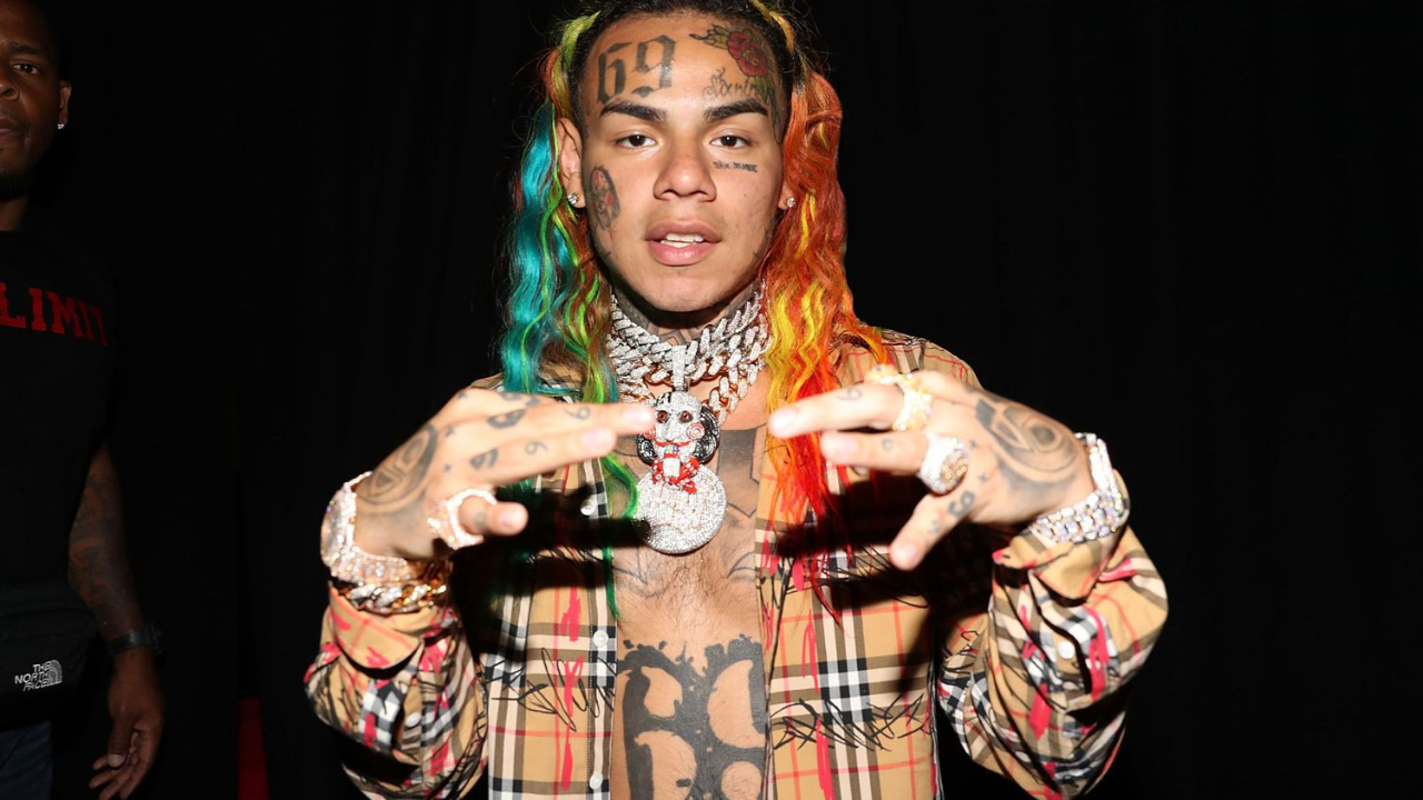 6ix9ine : l'un de ses agresseurs plaide non-coupable