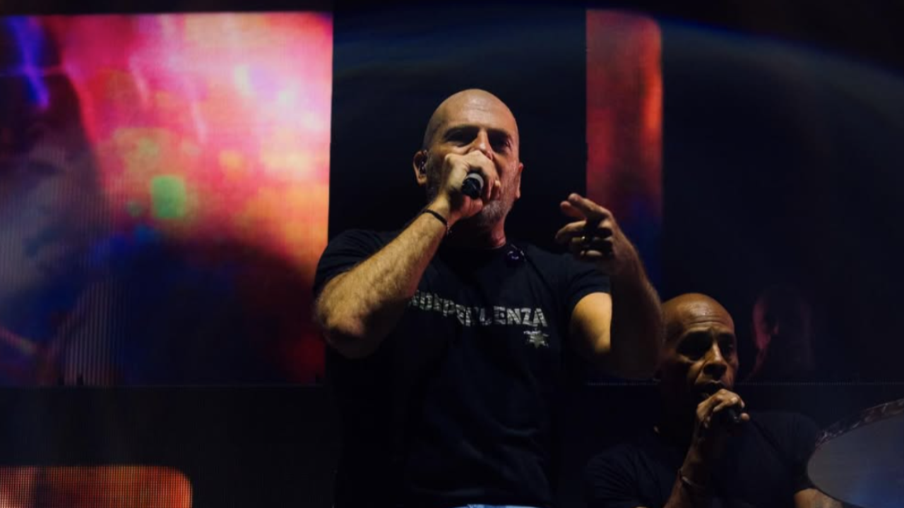 Akhenaton tape du poing et dénonce le "racisme institutionnel" en France