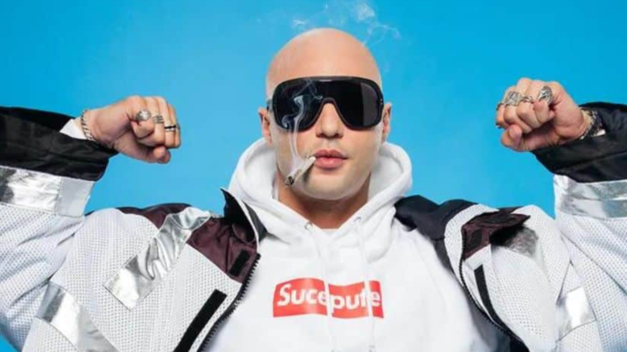 Alkpote balance des poignées de joints à un concert : "Rassasiez-vous !"