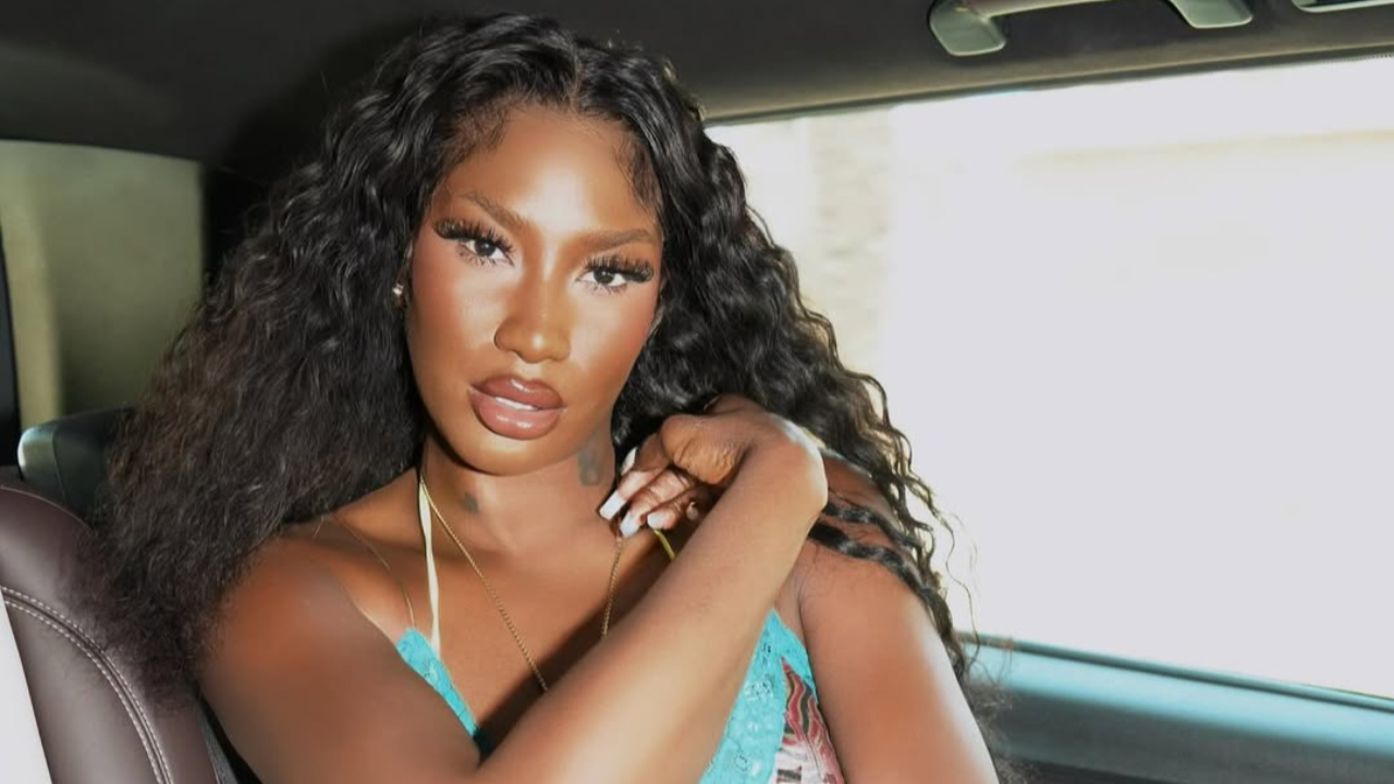 Aya Nakamura à sa statue au musée Grevin ! Aya Nakamura à sa statue au musée Grevin !