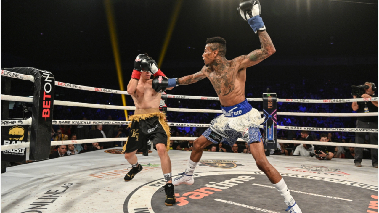 Blueface se fait bien taper par Chibu lors de son match de boxe Blueface se fait bien taper par Chibu lors de son match de boxe