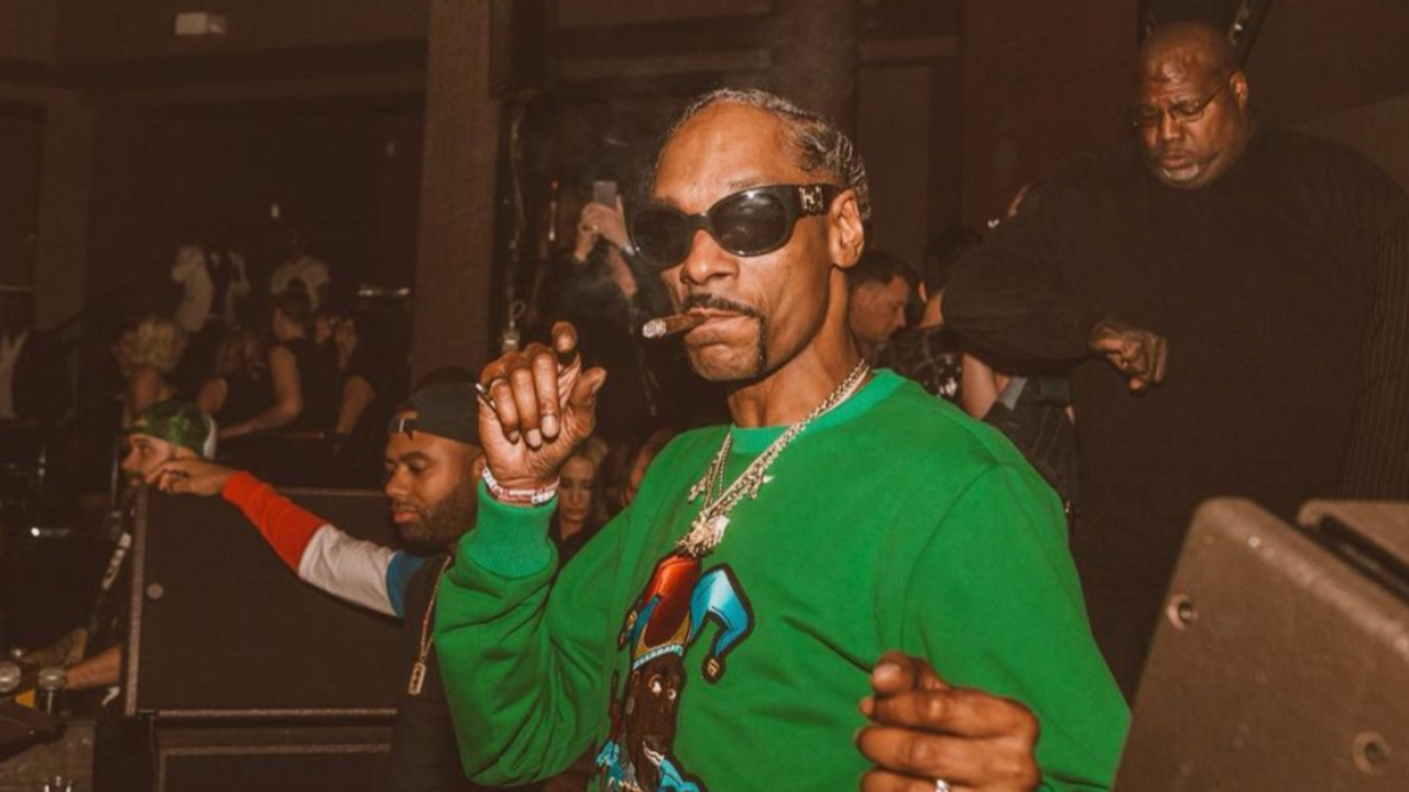 "C'est du bon travail !", Snoop Dogg partage le nombre de joints qu'il a fumé en une journée "C'est du bon travail !", Snoop Dogg partage le nombre de joints qu'il a fumé en une journée