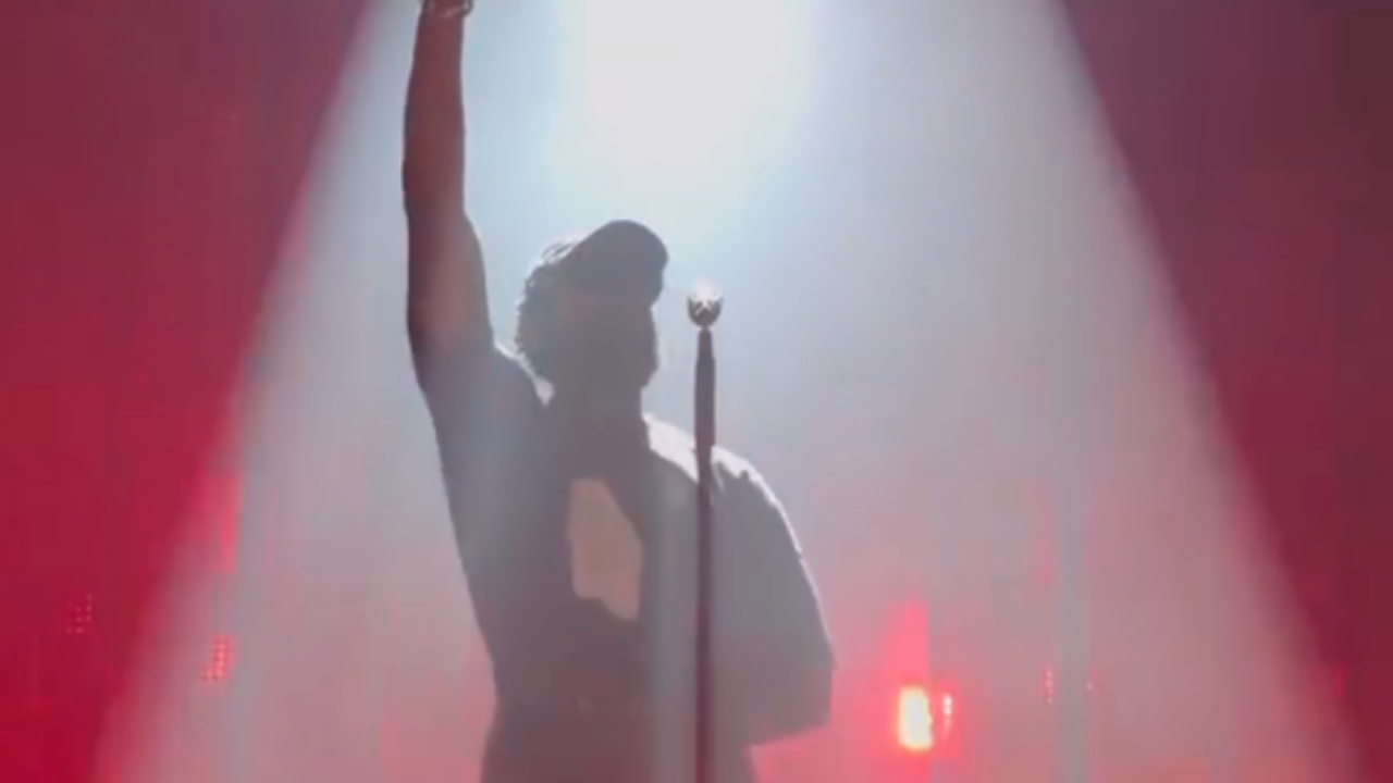 Damso félicite l'équipe de France en plein concert à l'Accor Arena