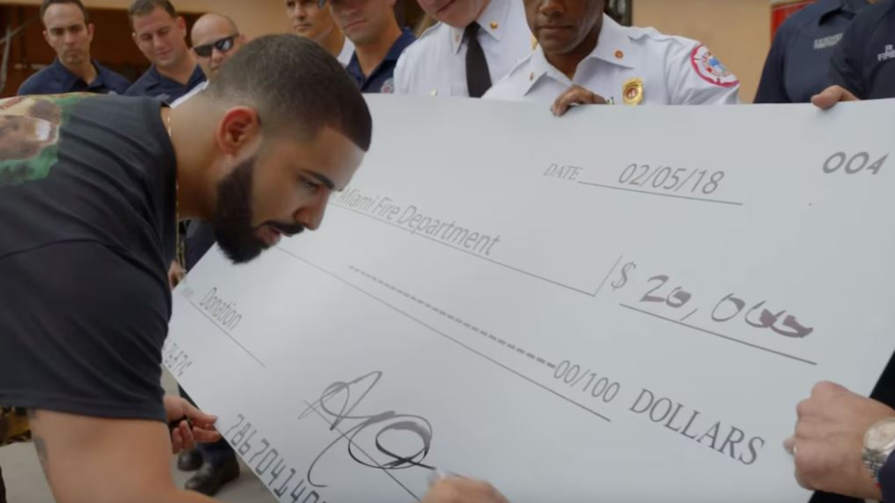 Drake donne 20 000 $ à un fan après un "pierre feuille ciseaux" en plein concert Drake donne 20 000 $ à un fan après un "pierre feuille ciseaux" en plein concert