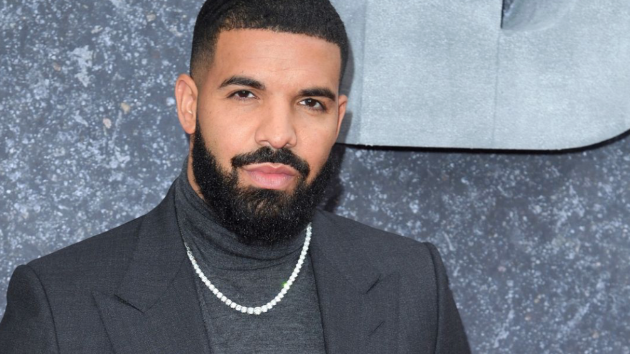 Drake perd 1 million de dollars après un pari sur le Super Bowl : le “Drake curse” refait surface Drake perd 1 million de dollars après un pari sur le Super Bowl : le “Drake curse” refait surface