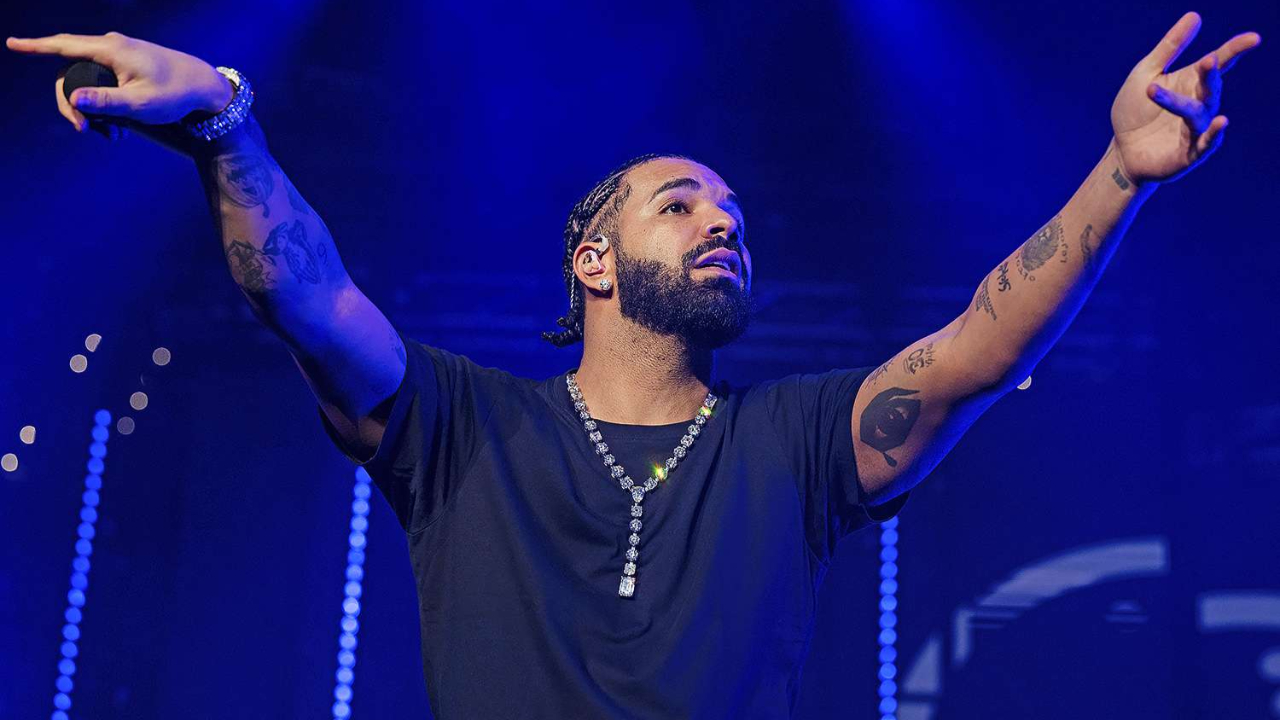 Drake : son nouveau collier est composé de 42 bagues de fiançailles