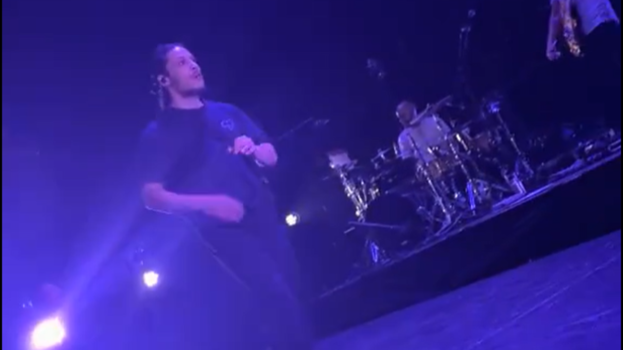 Hatik pète un câble en concert et menace un fan : "Je vais te baiser tout de suite"