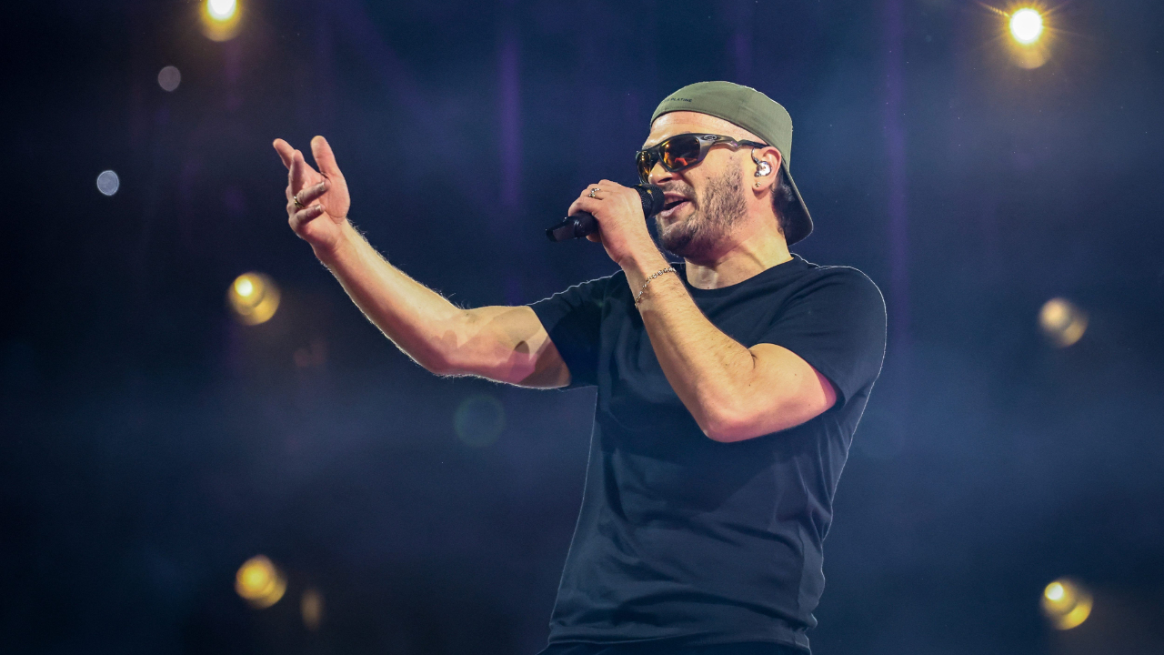 Jul : orage, retards, probl&egrave;mes de son, le concert au V and B Fest tourne mal