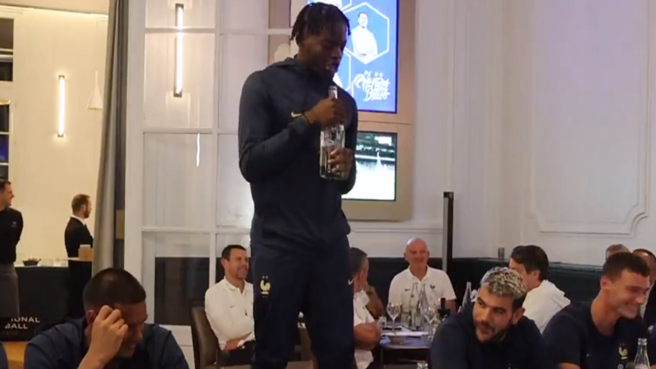 Kalash Criminel et Sexion d'Assaut chantés pour les bizutages en équipe de France de football Kalash Criminel et Sexion d'Assaut chantés pour les bizutages en équipe de France de football