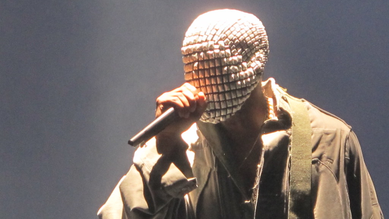 Kanye West et Bianca Censori ressuscitent le Mannequin Challenge