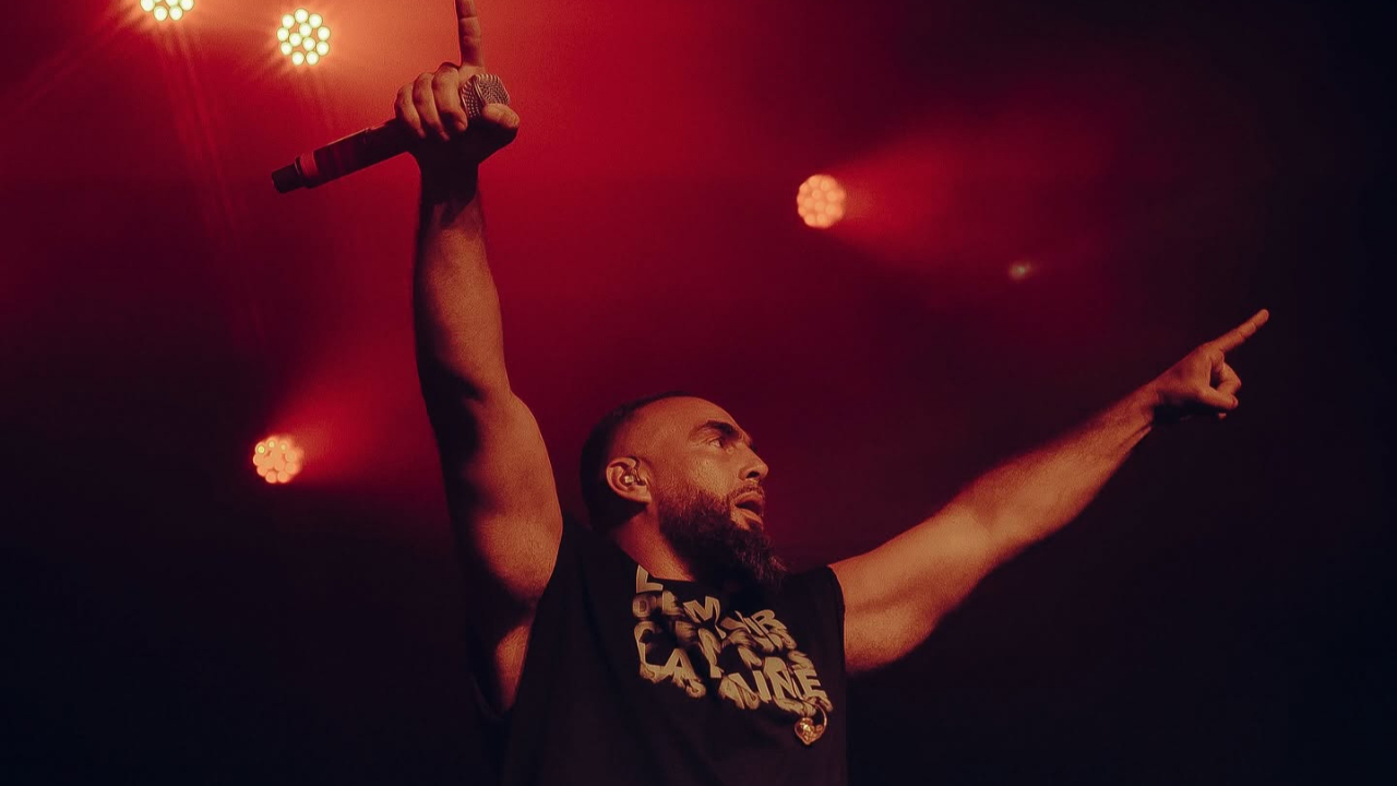 Le rappeur Médine surprend les lycéens en pleine manifestation avec un concert improvisé au Havre Le rappeur Médine surprend les lycéens en pleine manifestation avec un concert improvisé au Havre