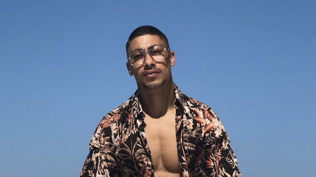 Maes nous fait découvrir sa vie dans une vidéo