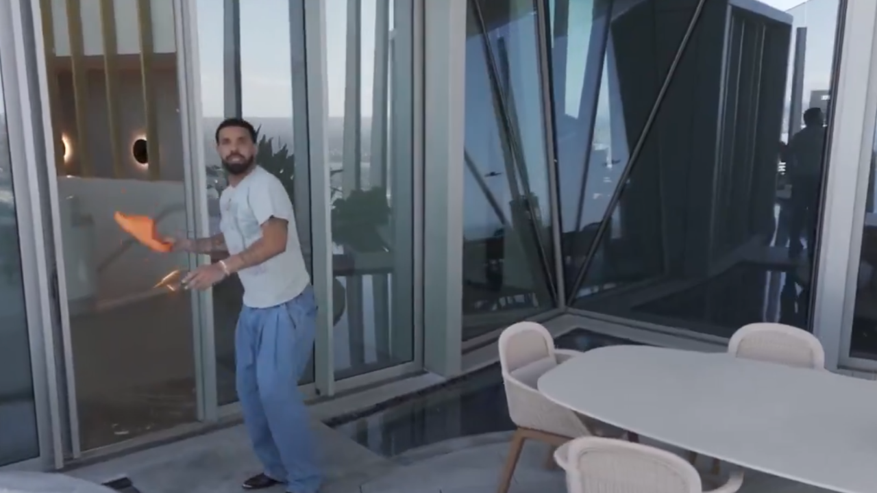 Quand Drake se fait filmer à son insu dans sa chambre d'hôtel et menace avec sa claquette !