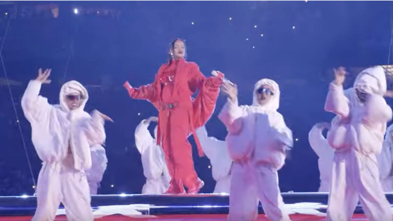Rihanna sobre et enceinte pour son show du Superbowl