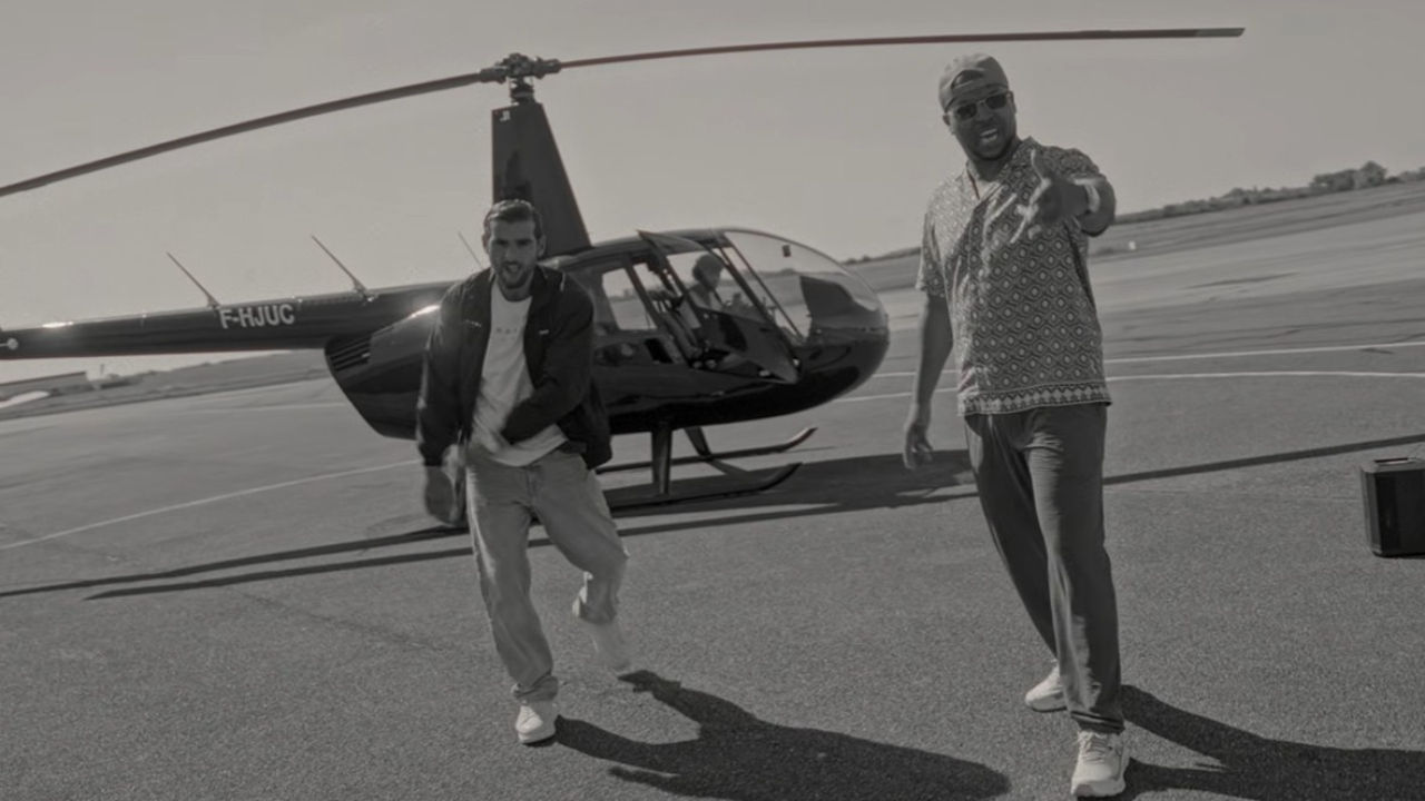Rohff débarque en hélicoptère sur "Rentre dans le Cercle" et dévoile son single "Injouable" Rohff débarque en hélicoptère sur "Rentre dans le Cercle" et dévoile son single "Injouable"