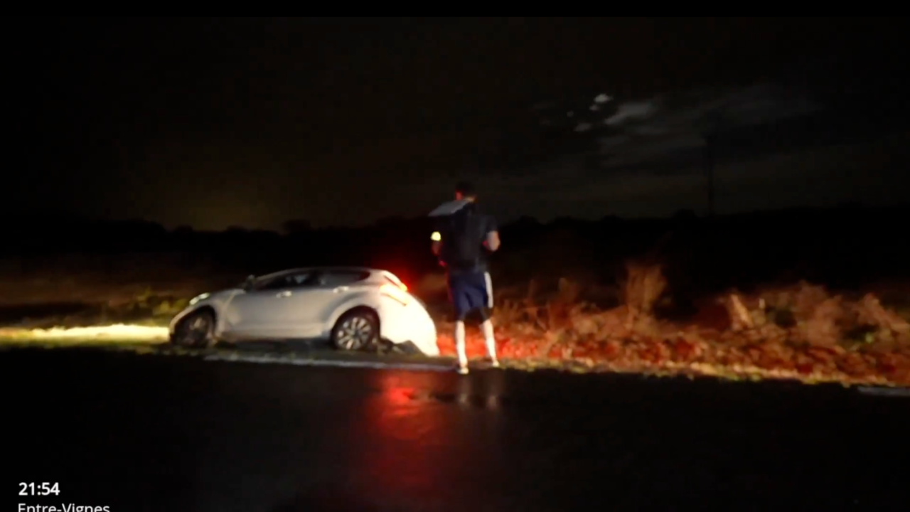 "Vous arretez pas !" : Byilhan et Nico font renverser une voiture durant leur marche direction Paris