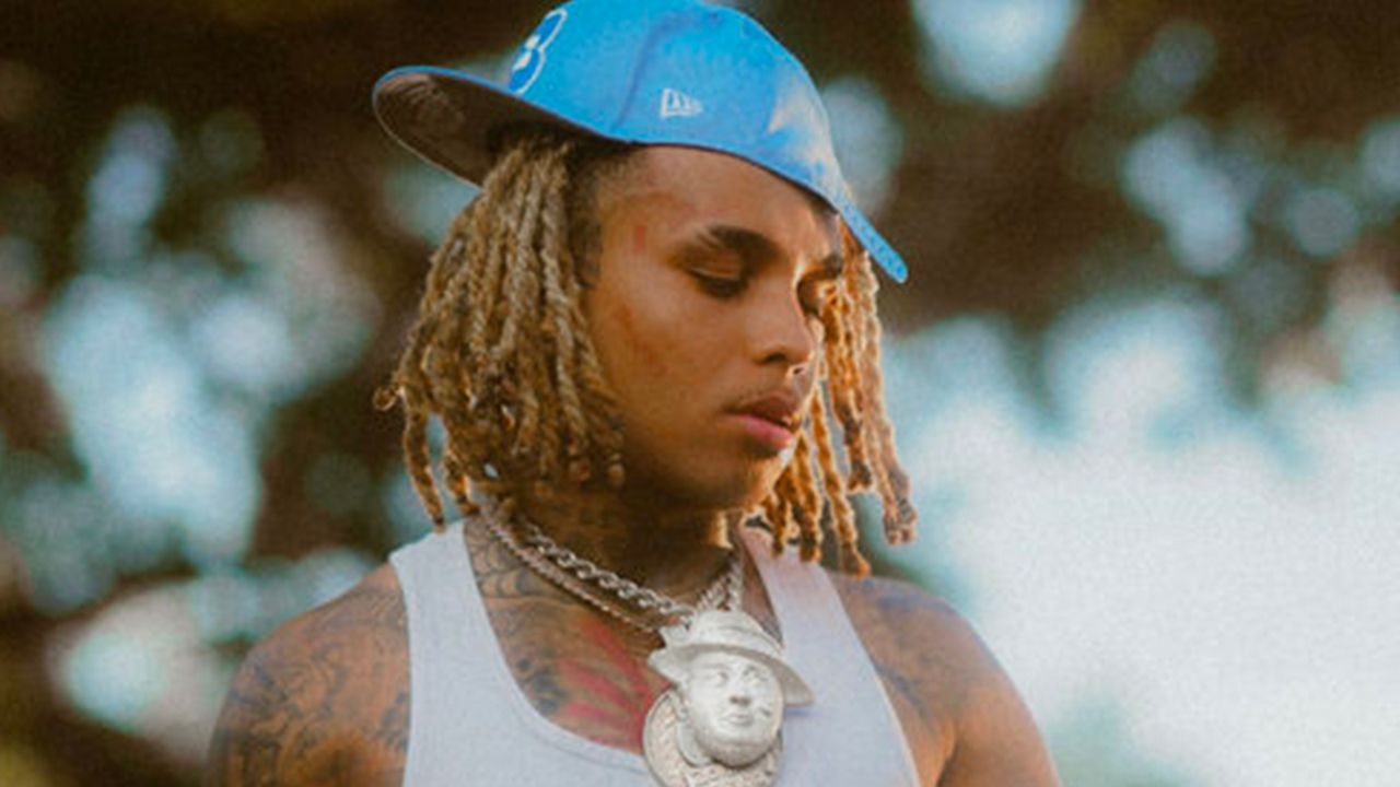 Zola allume ses anciens albums, et se fait contrôler à l'aéroport en live