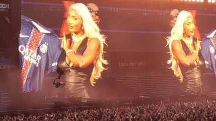 Aya Nakamura ram&egrave;ne tout le game au Stade de France, et d&eacute;voile une r&eacute;&eacute;dition avec 8 nouveaux morceaux