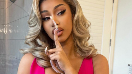 Cardi B balance son micro sur une fan après avoir été aspergée d'une boisson