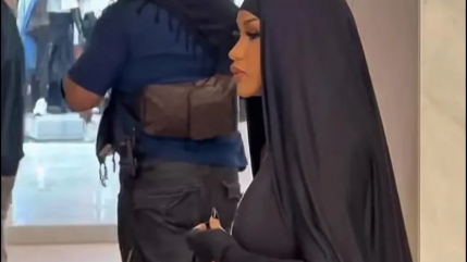 Cardi B s&eacute;duit en Arabie saoudite : abaya et sc&egrave;ne virale