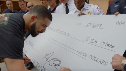 Drake donne 20 000 $ à un fan après un "pierre feuille ciseaux" en plein concert