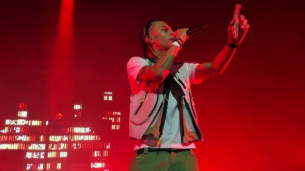 Favé : en plein concert au Zénith, il annonce un nouvel album et une date à Bercy Favé : en plein concert au Zénith, il annonce un nouvel album et une date à Bercy