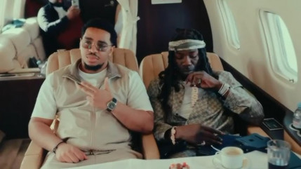 Gazo pris en flagrant d&eacute;lit de kiffance : il se roule un &eacute;norme joint en avion