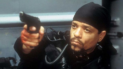 Ice-T se demande s'il a le droit de "tirer sur les agents de l'ICE" qui n'ont pas de mandat ?