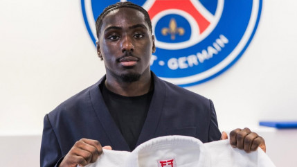Jolagreen23 pose un gros freestyle pour la signature de Joan-Benjamin Gaba au PSG Jolagreen23 pose un gros freestyle pour la signature de Joan-Benjamin Gaba au PSG