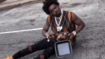 Kodak Black perdu avec son poulet au milieu de la route