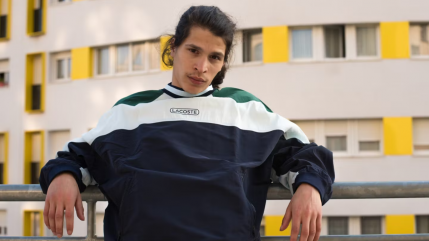Moha la Squale terrorise son voisinage d'apr&egrave;s un reportage : cris, jets de chaise,...