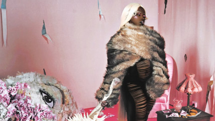 Theodora avec Jul, Luidji, Chilly Gonzales pour sa réédition "Mega BBL" Theodora avec Jul, Luidji, Chilly Gonzales pour sa réédition "Mega BBL"