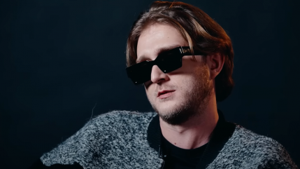 Vald se confie sur la responsabilité du rap dans la consommation du cannabis : "Le mouvement influence les jeunes à fumer"