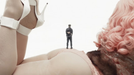 Yeat rappe sur le corps d'Ice Spice dans le clip de "N@ked"