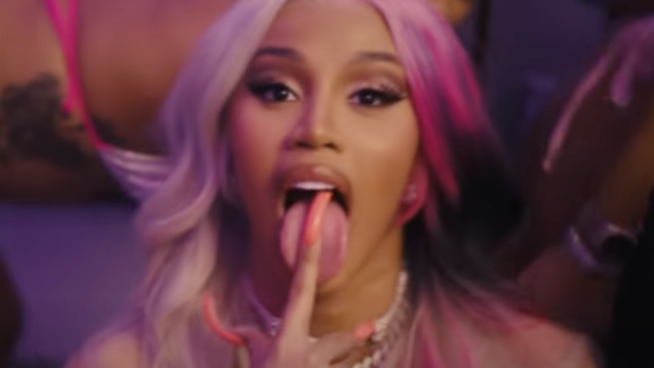 Cardi B twerke en string dans 