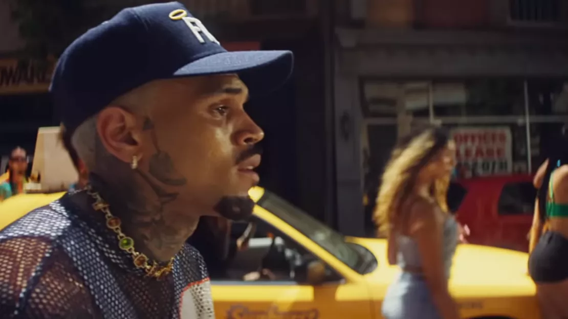 Chris Brown fait monter la température avec le clip de "Summer Too Hot"