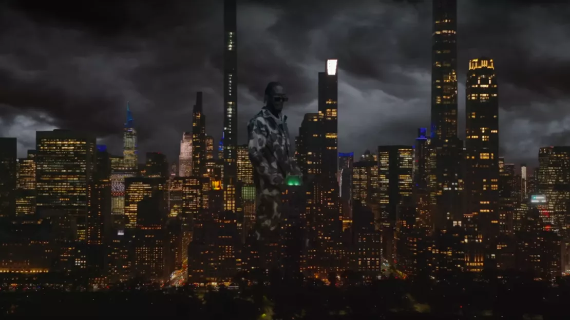 Desiigner dans la peau d'un géant à New-York dans le clip de "Bigger And Bigger"