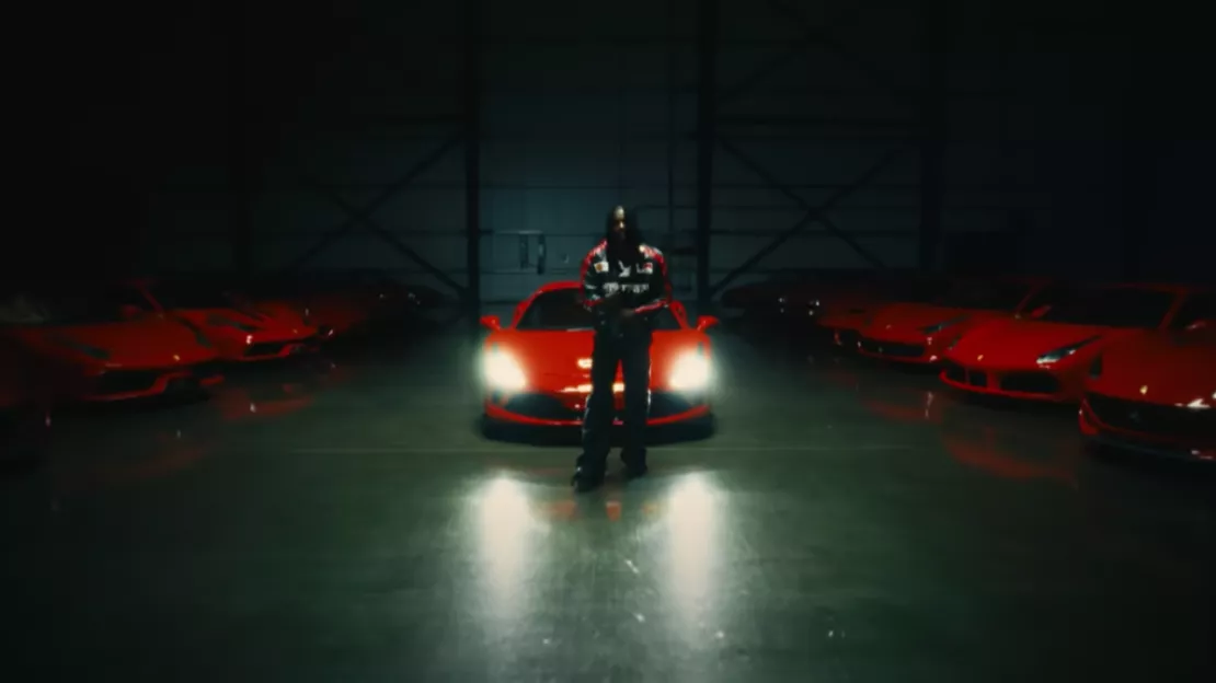 Polo G entouré de Ferraris rouges dans le clip de "Sorrys & Ferraris"