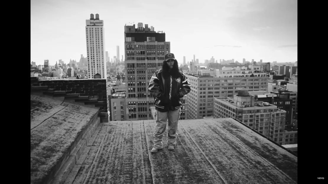 SZA le crie sur les toits de New York : "Nobody Gets Me"
