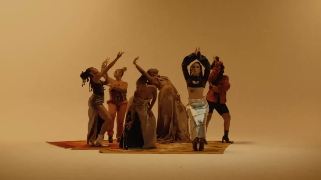 Tayc invite ses danseuses dans le clip de son nouveau single, "Lova"