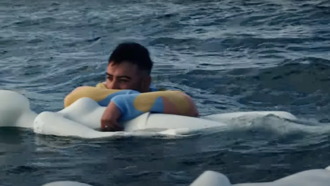 Vacra au milieu de l'eau dans le clip d'"Anémone"