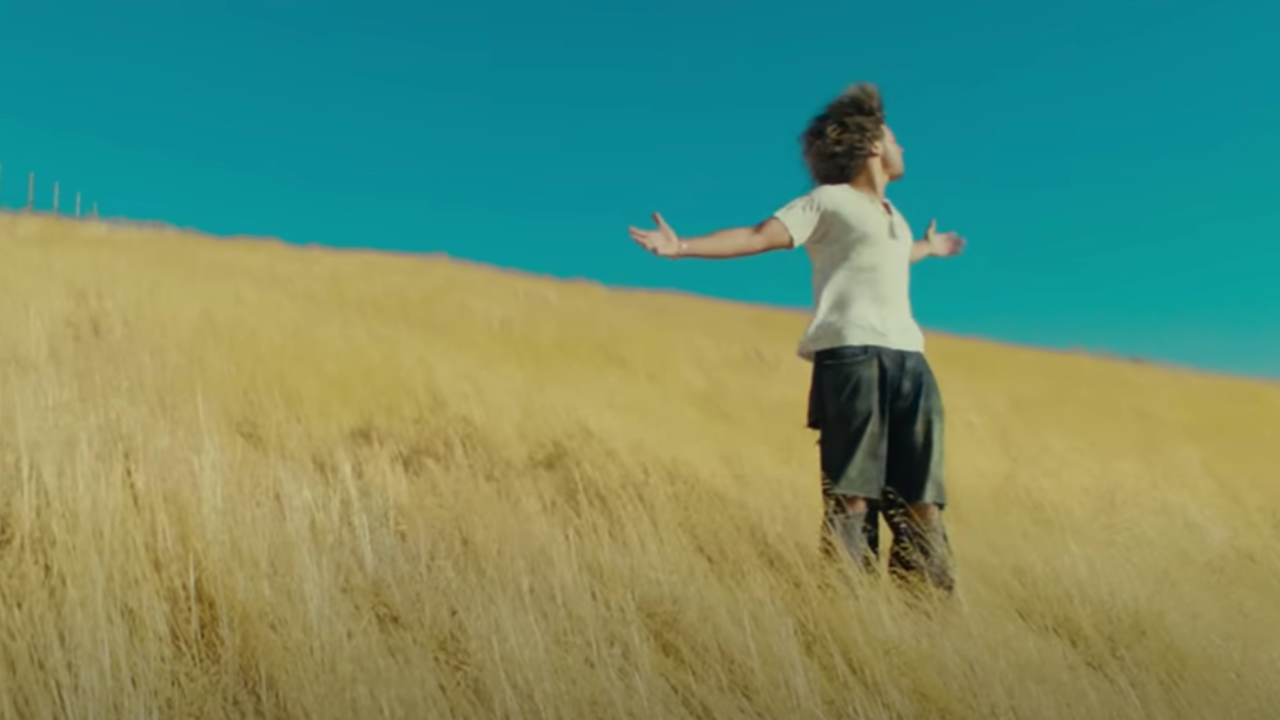 24kGoldn a de bonnes intentions dans " Good Intentions"