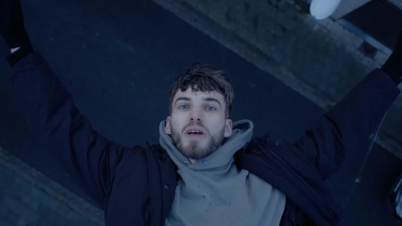 Absolem voit sa vie défilée dans "Bougies" avec Limsa d'Aulnay