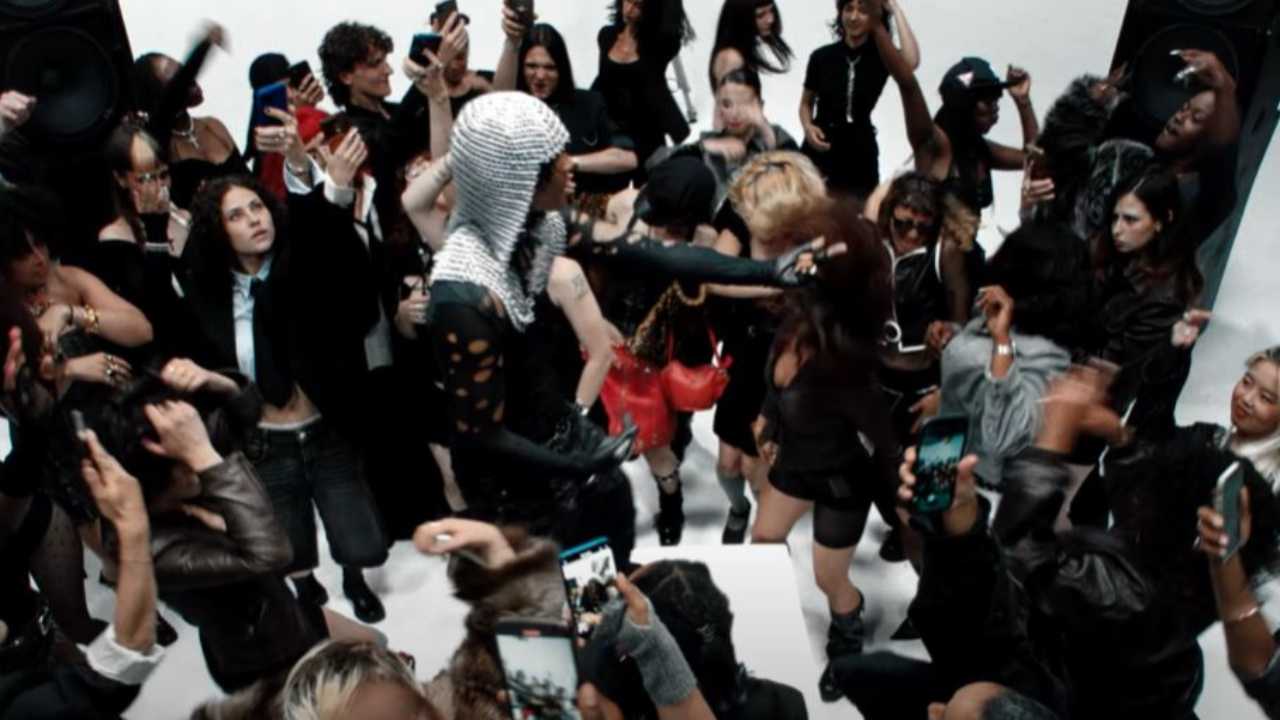 Adès The Planet dévoile le très surprenant clip de "24Carats" Adès The Planet dévoile le très surprenant clip de "24Carats"