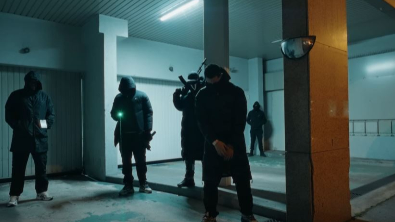 Ashe 22 tranchant dans le clip de "Intro VVV"
