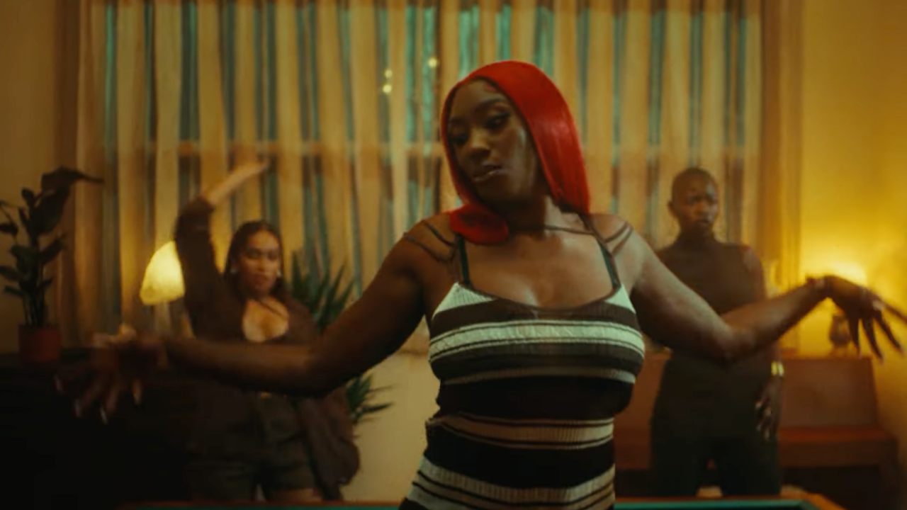 Aya Nakamura envoie un "SMS"