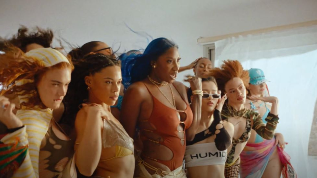 Aya Nakamura et Joé Dwèt Filé en mode big love dans "Baddies" Aya Nakamura et Joé Dwèt Filé en mode big love dans "Baddies"